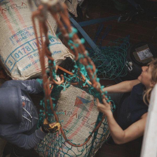 Kávés-zsákok kirakodása a kikötőben Kávés-zsákok kirakodása a kikötőben