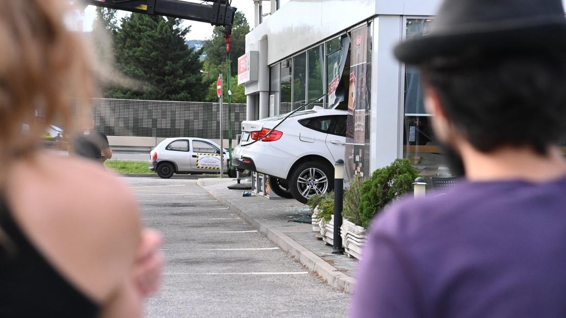 Kávézóba szállt az autó helyett... Kávézóba szállt az autó helyett...