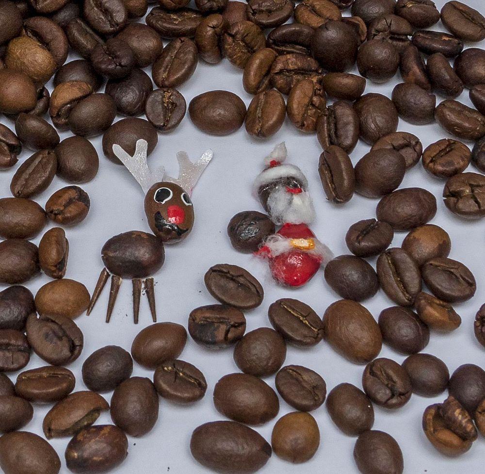 Kávészemekből Mikulás és Rénszarvas Kávészemekből Mikulás és Rénszarvas