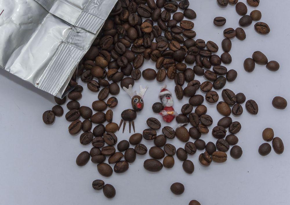 Kávészemekből Rénszarvas és Mikulás