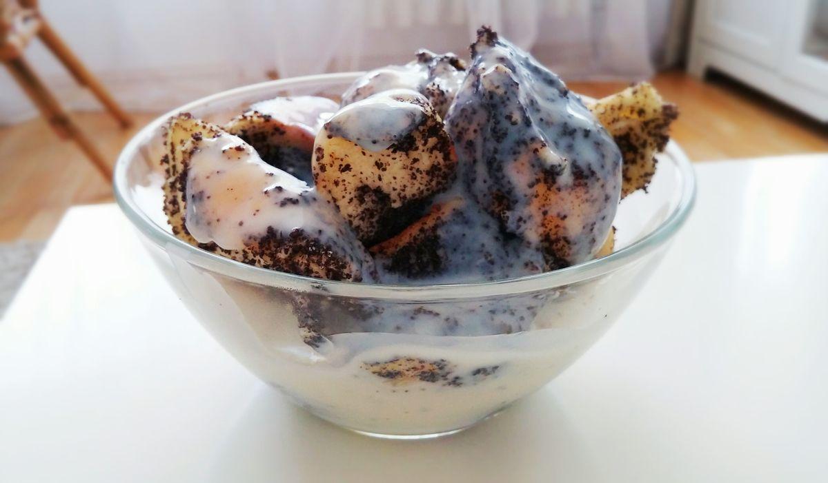 Mákos guba leöntve vanília pudinggal Mákos guba leöntve vanília pudinggal