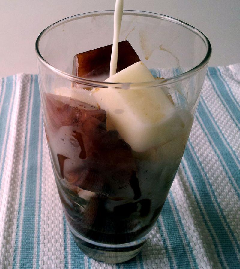 Kávés jégkockából készült frissítő ital Kávés jégkockából készült frissítő ital