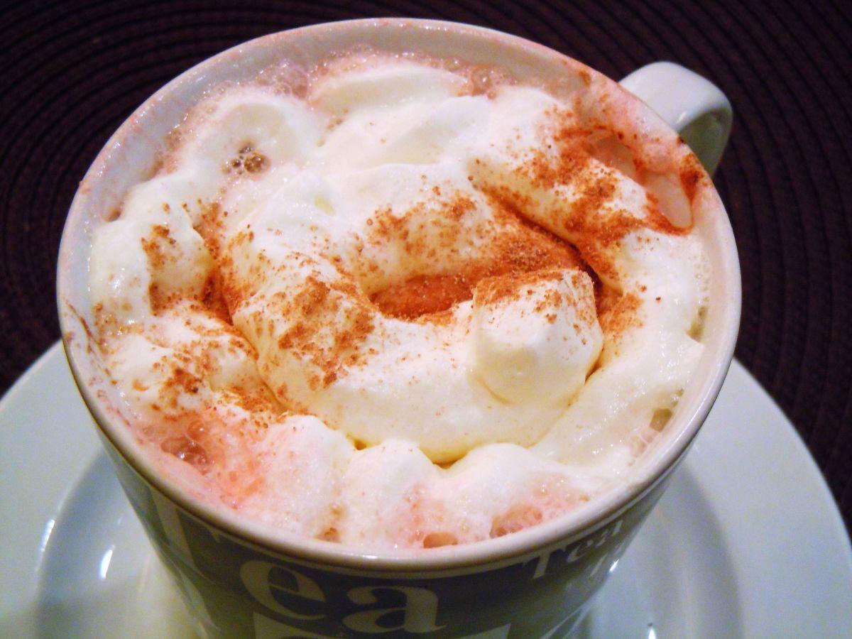 Tejhabos málnás forrócsoki Tejhabos málnás forrócsoki