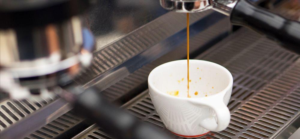 Egy csészényi gyönyör, élvezet. Úton a tökéletes eszpresszó kávé Egy csészényi gyönyör, élvezet. Úton a tökéletes eszpresszó kávé