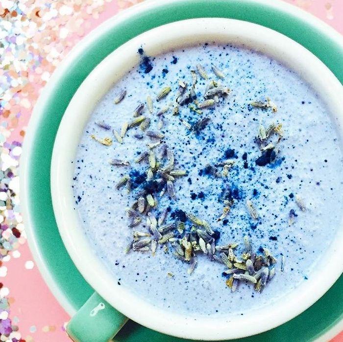 Kék kávé zöld csészében Kék kávé zöld csészében