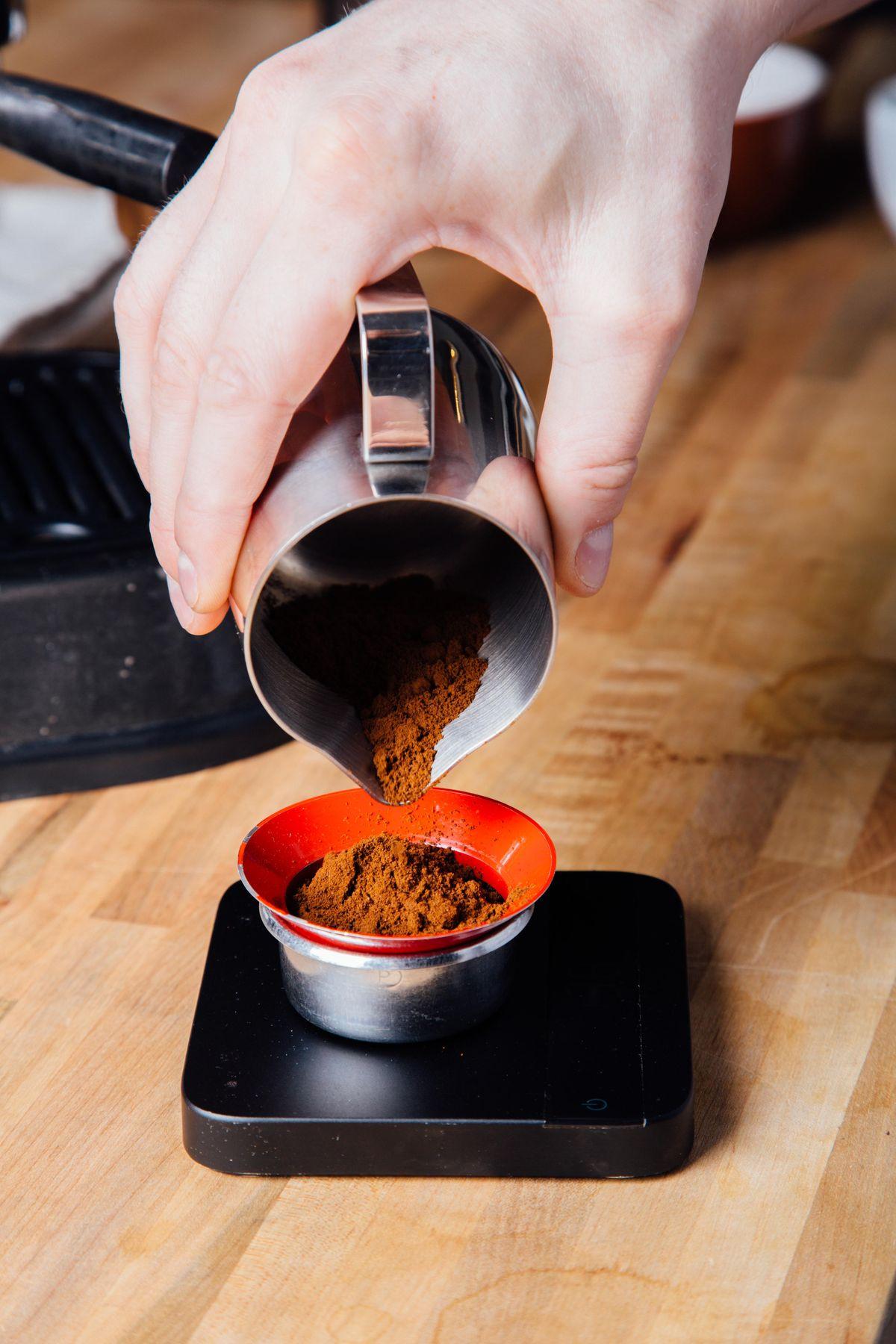 Kávét méricskél a barista Kávét méricskél a barista