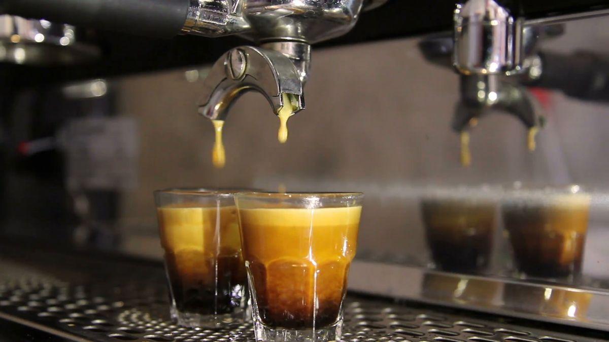 Két shot eszpresszó kávé lefőzve Két shot presszókávé lefőzve