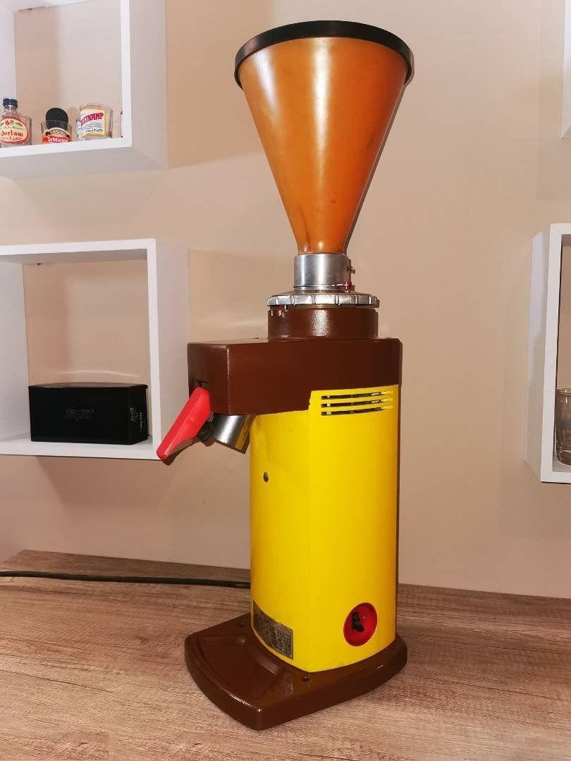 Retro KÖZÉRT-es kávédaráló Retro KÖZÉRT-es kávédaráló