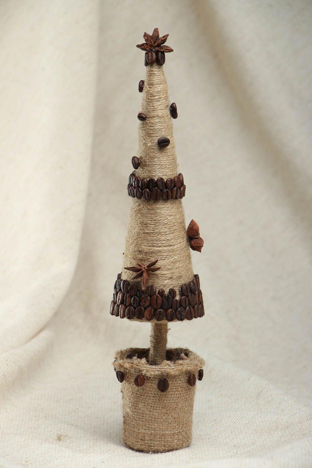 Kezdetnem egy kedves alkotás - gyökeres fenyő némi spárgából, kávészemekkel díszítve Kezdetnem egy kedves alkotás - gyökeres fenyő némi spárgából, kávészemekkel díszítve