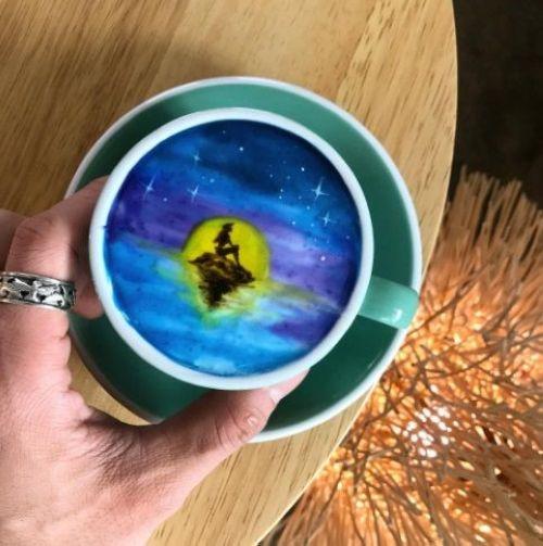 Kis Hableány a kávén lebeg Kis Hableány a kávén lebeg