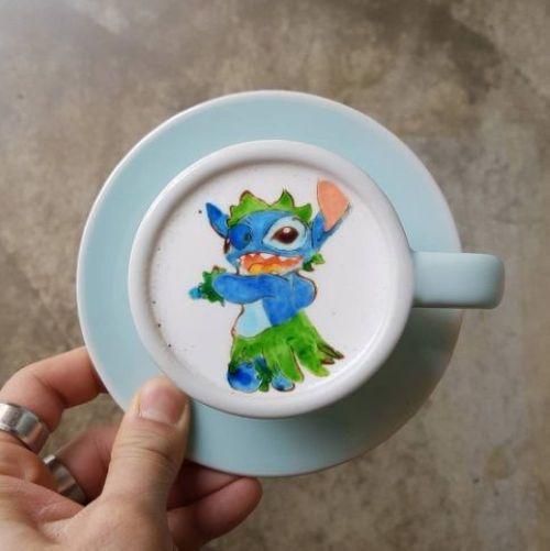 Itt van Lilo és Stitch kávéra öntve Itt van Lilo és Stitch kávéra öntve