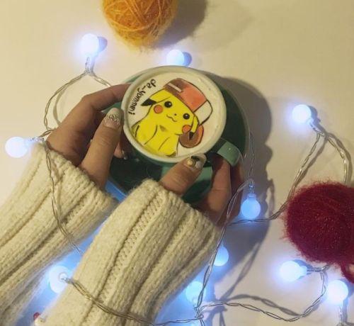 Picachu a kávéról mosolyog Picachu a kávéról mosolyog