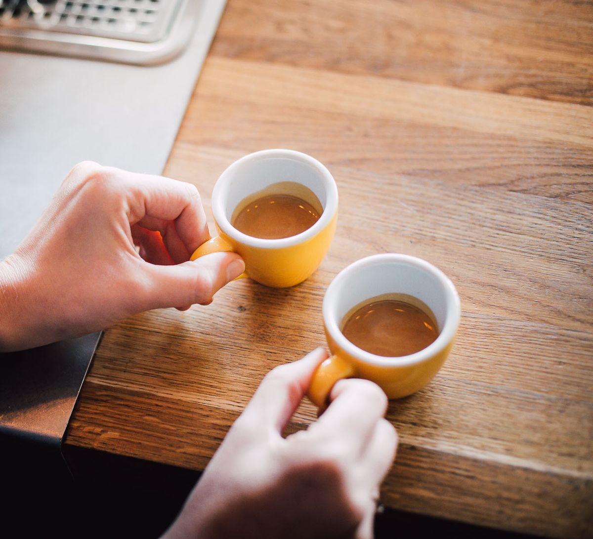 Kétujjas csésze az olasz eszpresszóhoz Kétujjas csésze az olasz eszpresszóhoz