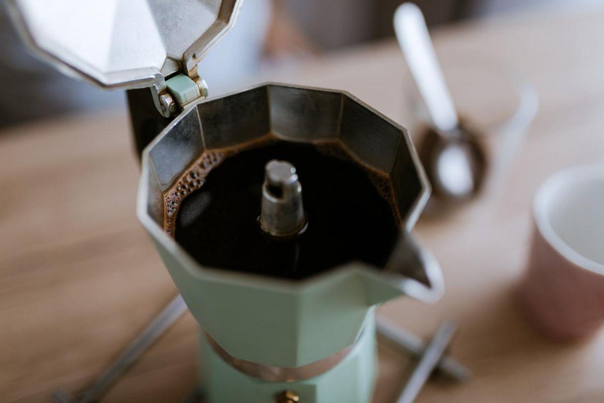 Finom, kotyogós kávéfőzőben készült kávé Finom, kotyogós kávéfőzőben készült kávé