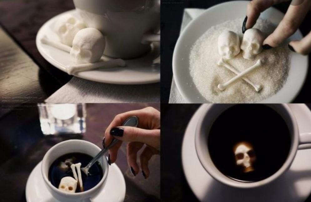 Koponya és csontok a kávéban Koponya és csontok a kávéban