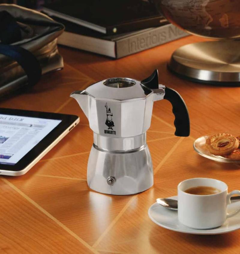 Egy finom csésze kávé a kotyogóssal elksézítve Egy finom csésze kávé a kotyogóssal elksézítve